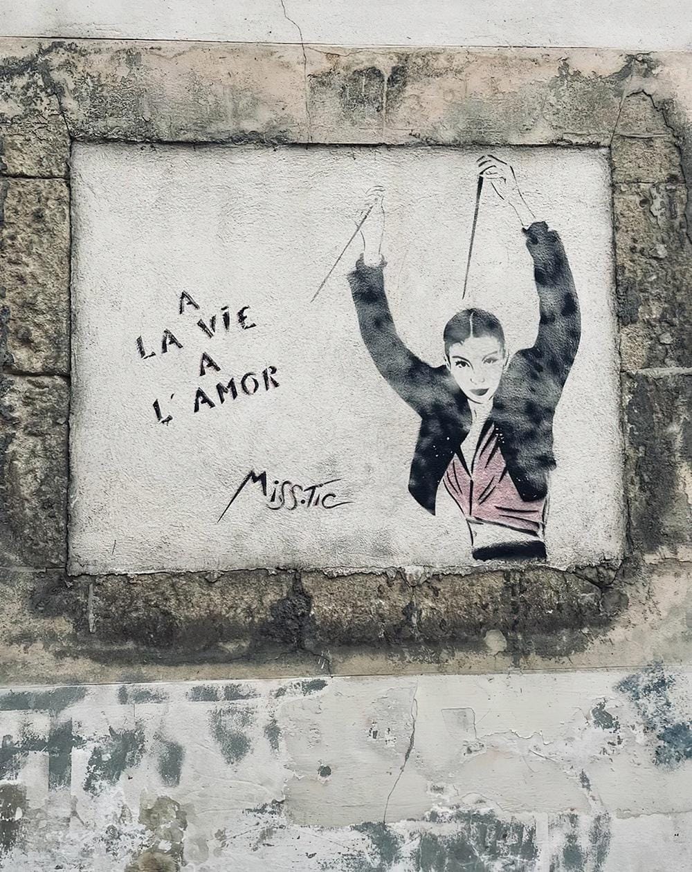 L’art novateur de Miss.Tic s’affiche Palais des Papes